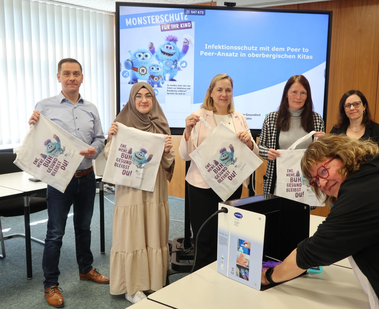 (v.li.): Dr. Sebastian Thole (Landeszentrum für Gesundheit NRW), Projektkoordinatorin Kübra Karagöz, Gesundheitsamtsleiterin Kaija Elvermann, Natalia Jörg (Kinder- und Jugendärztlichen Dienst), Tatjana Gelwig-Götz (Leiterin der Kita „Wupper“ in Radevormwald) und Anne Peterson (Infektionsschutz Oberbergischer Kreis). (Foto: OBK)