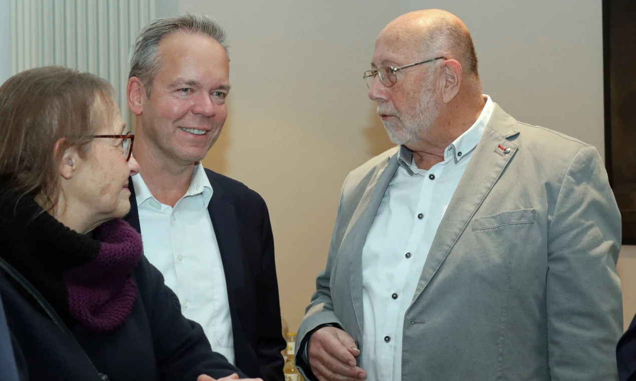 Hans-Willi Rudloff (r.) brachte das Konzept der Repair-Cafés vor 10 Jahren erfolgreich in den Oberbergischen Kreis und startete 2014 auch das erste Treffen am Weitblick-Standort in Engelskirchen. Kreisdirektor Klaus Grootens (l.) freut sich über die positive Entwicklung der Repair-Cafés und die damit verbundenen Angebote durch die ehrenamtlich Engagierten. (Foto: OBK)  