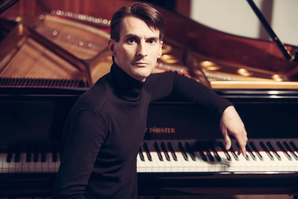 Mit seinem Konzert auf Schloss Homburg gastiert Gregor Vidovic nicht weit von seiner Haustür. Der in München geborene Pianist lebt inzwischen wieder im Oberbergischen Kreis. (Foto: Gregor Vidovic)