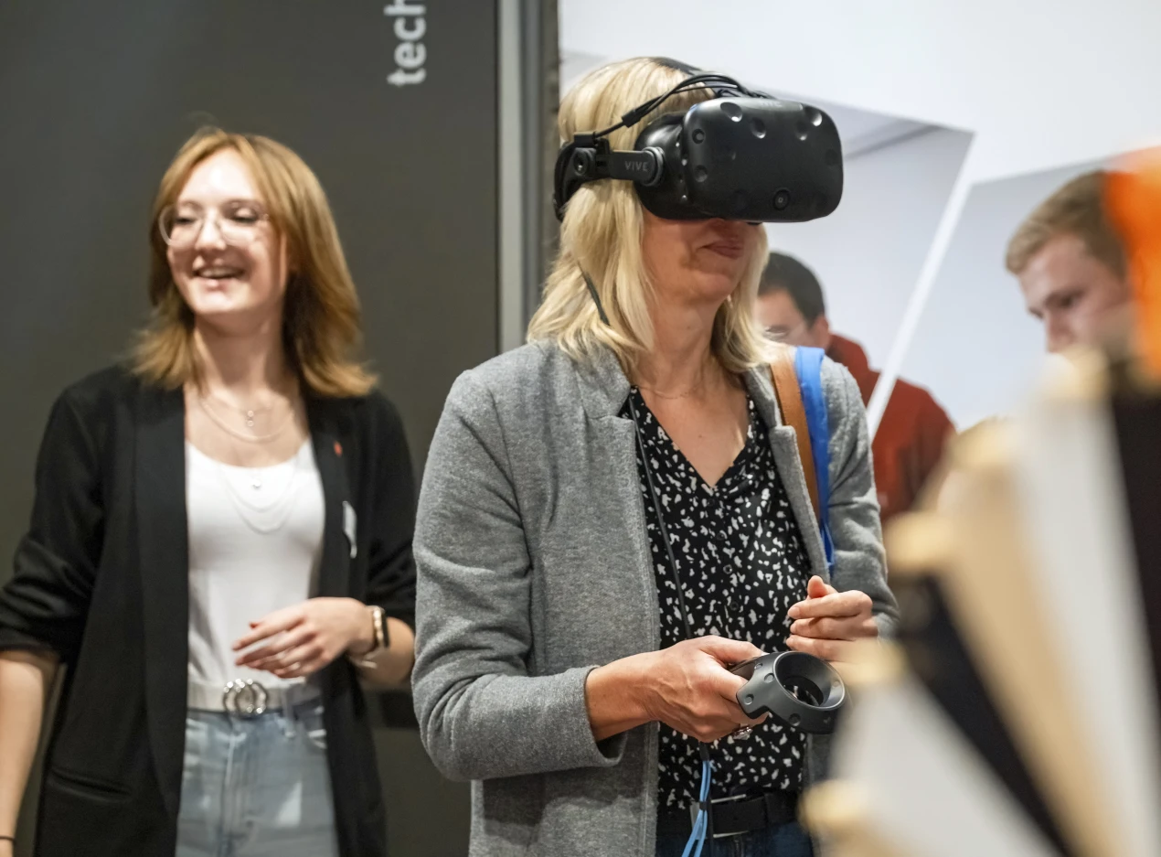 Auch in die virtuelle (Berufs-)Welt konnten die Teilnehmerinnen beim Frauen-Job-Event eintauchen. (Foto: OBK) 