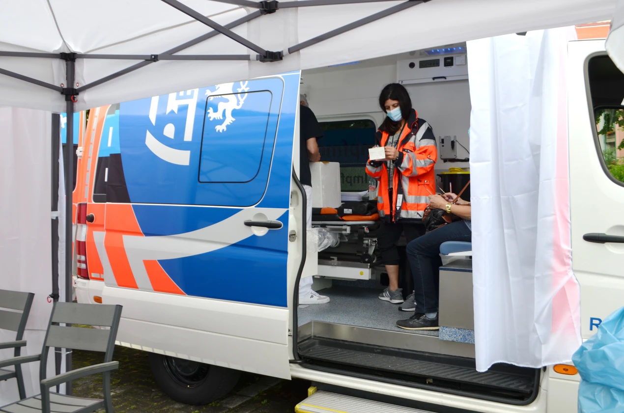 Nach dem Ausfüllen der notwendigen Unterlagen geht es für die Impfwilligen zum Aufklärungsgespräch und dem „Pieks“ ins Impfmobil. (Foto: OBK)