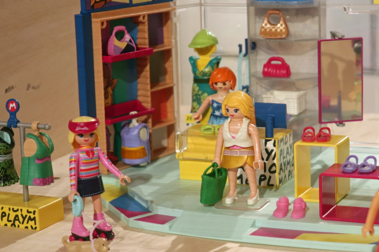"Schuh-bidu-Pumps & Co.: Schuhmoder der letzten 200 Jahre": diese Sonderausstellung im Jahr 2001 hat PLAYMOBIL Diorama Artist Oliver Schaffer symbolhaft in dieser Szene umgesetzt. (Foto: OBK)