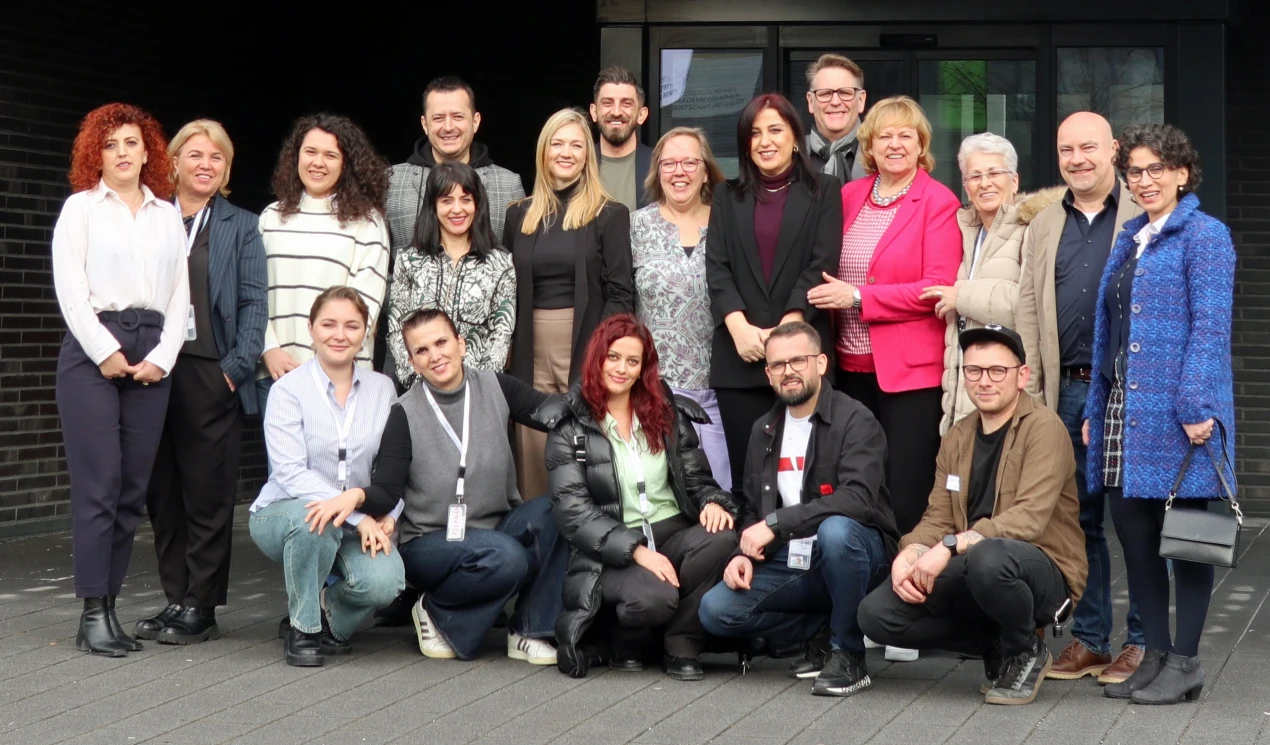 Die Delegation von 15 Pflege-Expertinnen und -Experten aus dem Kosovo haben sich in der Akademie Gesundheitswirtschaft und Senioren (AGewiS) des Oberbergischen Kreises über kommunales Versorgungsmanagement informiert. (Foto: OBK)