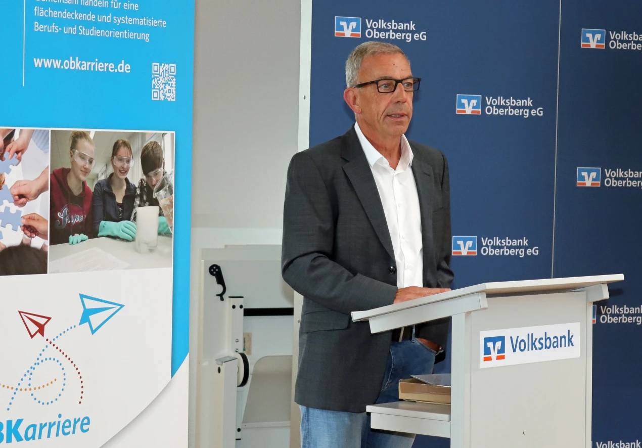 Schulamtsdirektor Thomas Gunkel würdigt das große Engagement der Lehrerinnen und Lehrer, die sich für die Berufsvorbereitung ihrer Schülerinnen und Schüler so vielfältig und kreativ stark machen. (Foto: OBK)