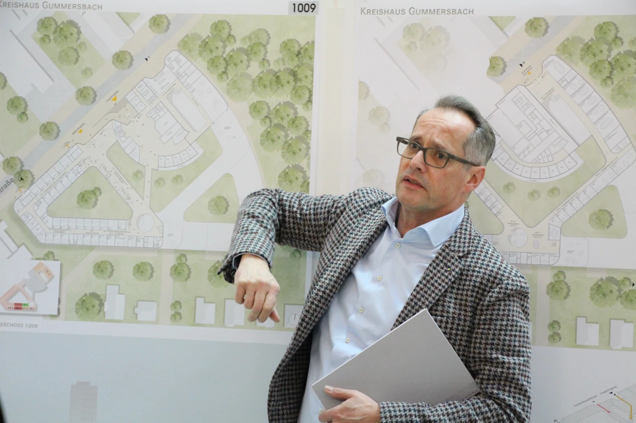 Fachpreisrichter Martin Halfmann (Architekt) stellte die Entwürfe der Preisträger im Detail vor. (Foto: OBK)
