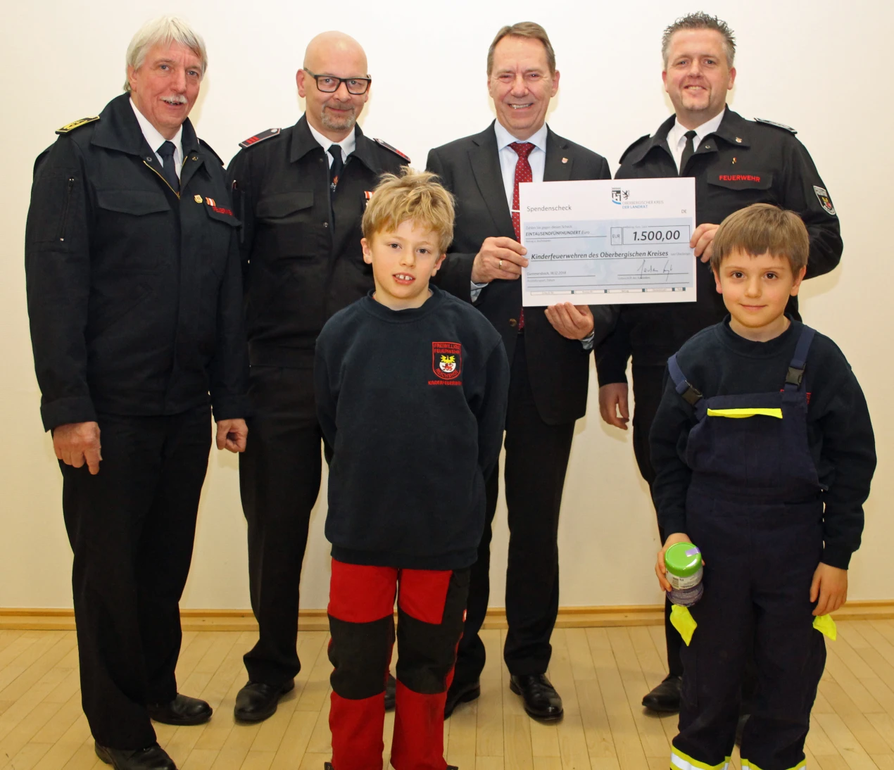 Die Vertreter der Kinderfeuerwehr Reichshof bedanken sich für die finanzielle Unterstützung (v.l.n.r.): Kreisbrandmeister Wilfried Fischer; Christoph Dick, Leiter der Feuerwehr Reichshof; Landrat Jochen Hagt; Maik Bourbones, Leiter der Kinderfeuerwehr Reichshof und die Mitglieder der Kinderfeuerwehr Reichshof Jonas Zapp und Mattes Krossa. (Foto: OBK)