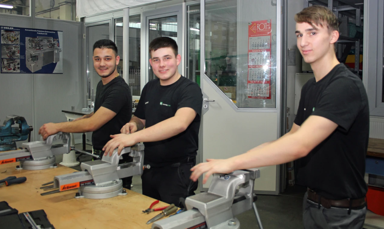 Sind bereits im 2. Ausbildungsjahr zum Verfahrensmechaniker (v.l.n.r.): Justus Schroth, Dannik Musall und Joshua Krämer (Foto: OBK). 