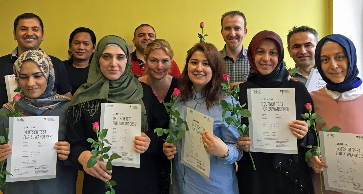 Erfolgreiche Absolventinnen und Absolventen des Wipperfürther Integrationskurses mit Kursleiterin Bärbel Stürmer. (Foto: VHS Oberberg)