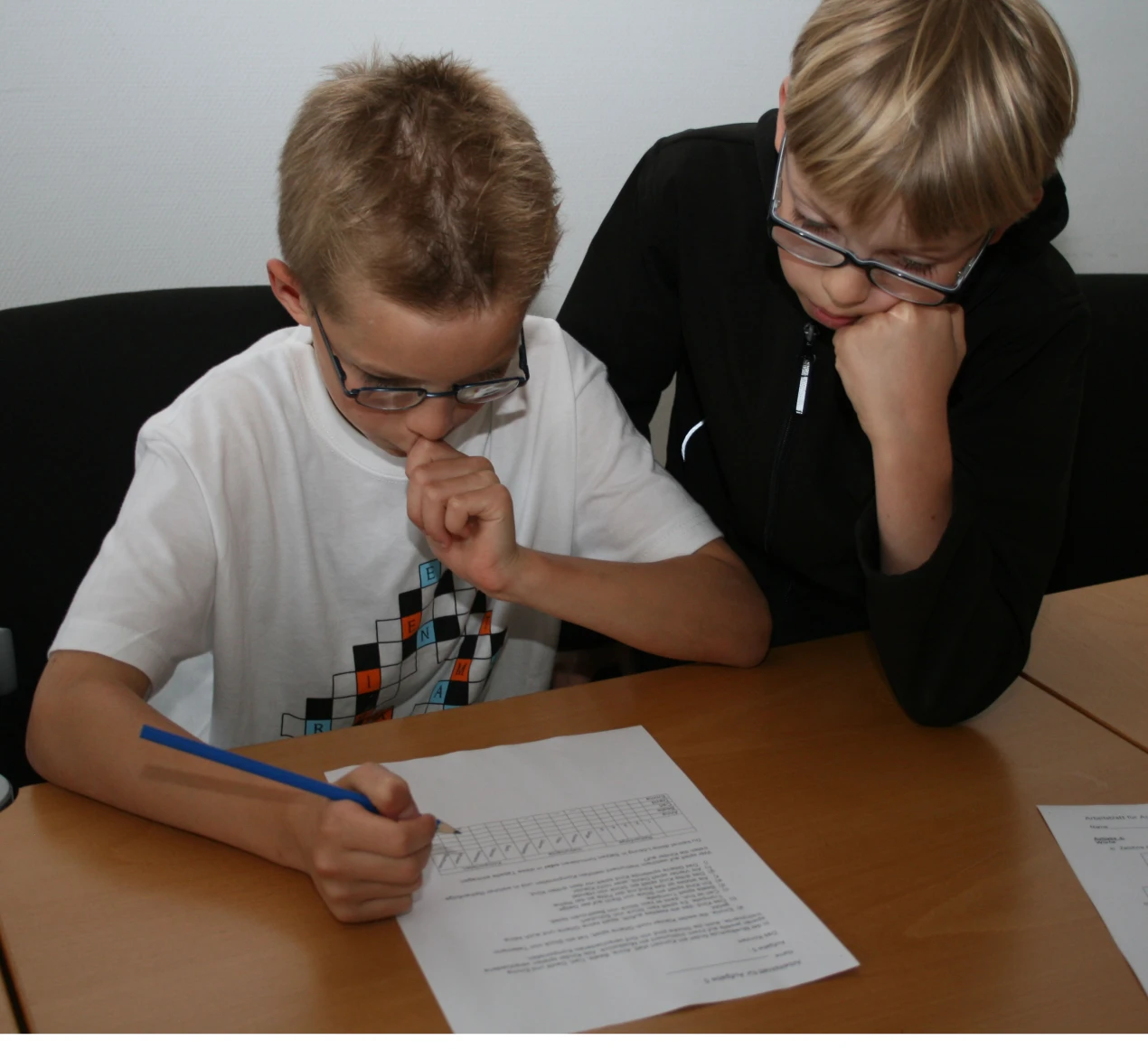 Silas Pystaw und Leonhard Thiemig knobeln an den Wettbewerbsaufgaben (Foto: OBK)