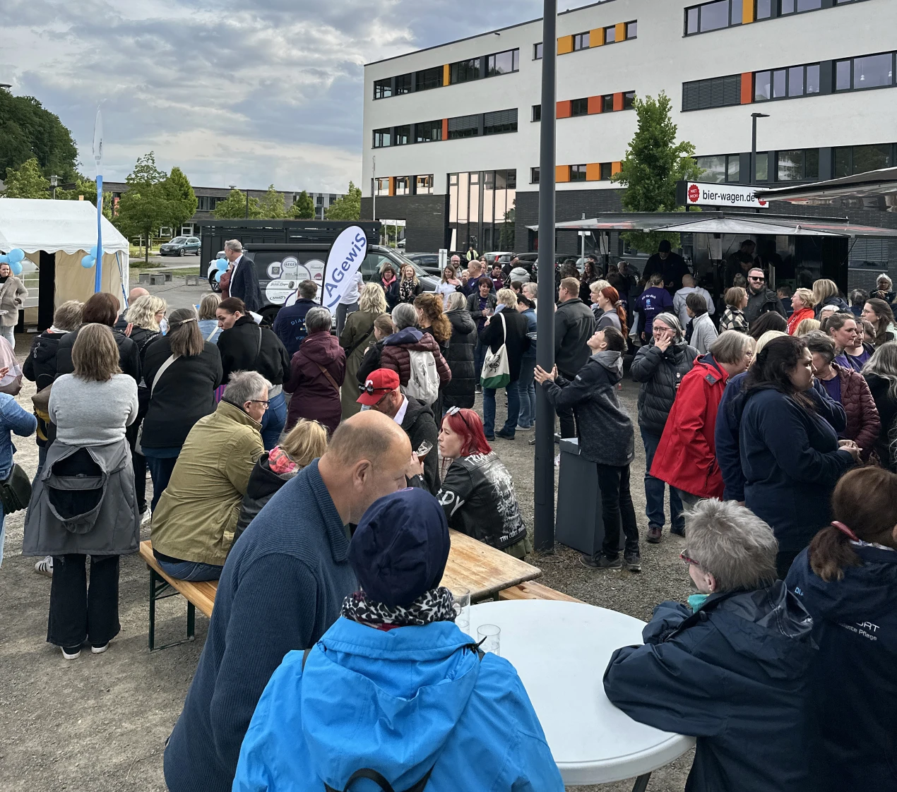 Gute Stimmung herrschte bei den zahlreichen Teilnehmenden auf der Abschlussparty zur Veranstaltungsreihe "Wochen der Pflege – Pflege im Fokus!" auf dem AGewiS-Gelände. (Foto: OBK) 