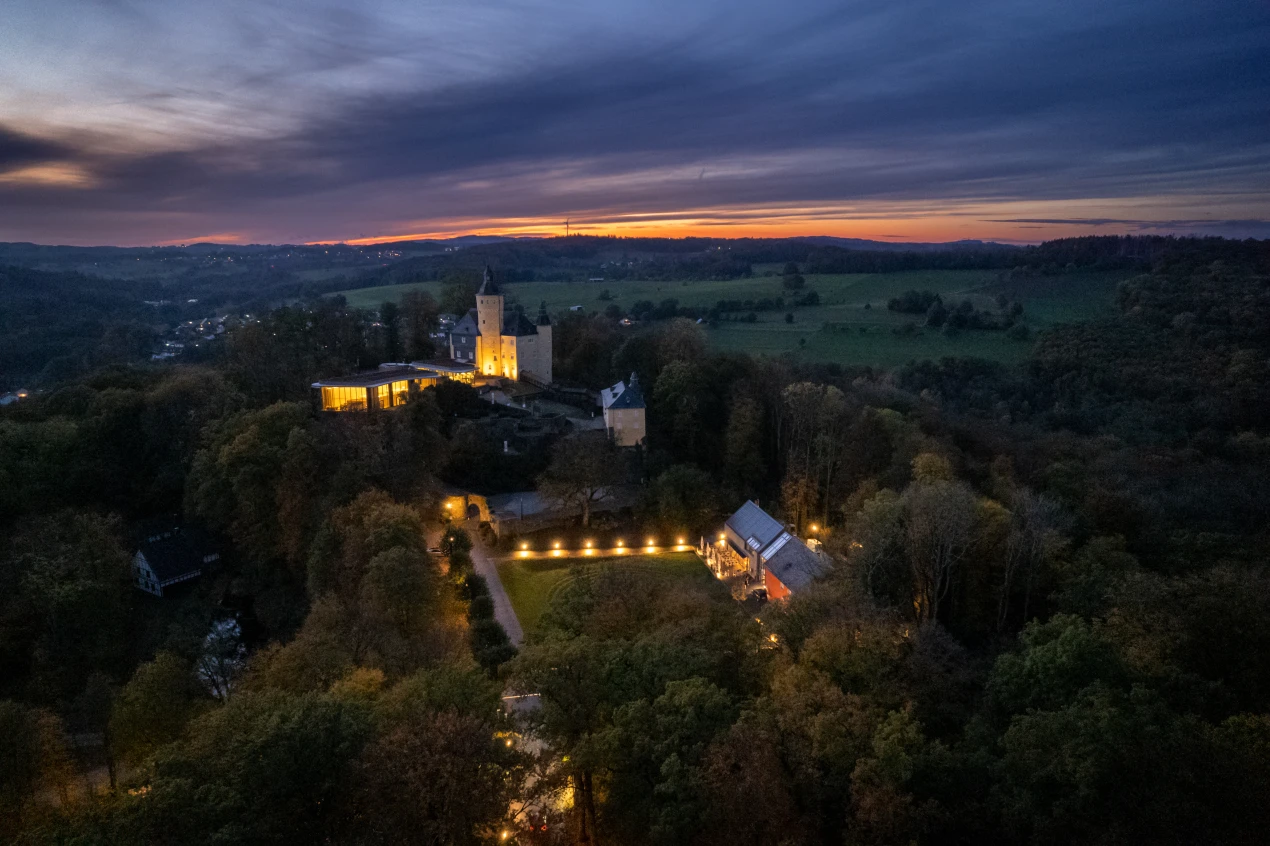 Eine Spitzenformation junger hochbegabten Musikerinnen und Musikern gastiert auf dem Klassik Open Air 2025 auf Schloss Homburg: Die Junge Philharmonie Köln zählt weltweit zu den renommiertesten internationalen Sinfonieorchestern. (Foto: Holger Hage für „Das Bergische“ )