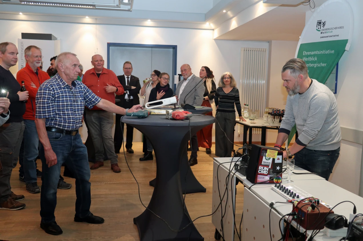 Die Reparateure waren beim musikalischen Beitrag des "Büro für Kulturangelegenheit" auf besondere Weise mit den Werkzeugen im Einsatz. (Foto: OBK) 