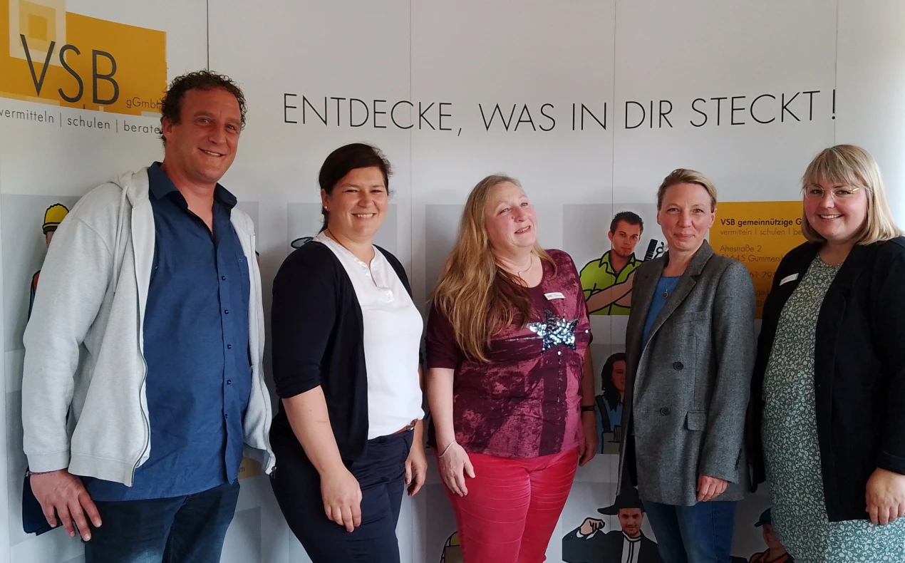 Herr Tobias Menger (Teilhabemanager), Frau Enesa Mahmutbegovic (Beauftragte für Chancengleichheit am  Arbeitsmarkt, Jobcenter Oberberg), Frau Karin Hoffmann (Geschäftsführerin VSB gGmbH), Frau Suse-Düring Hesse (Leitung KI OBK), Frau Madlin  Rausch (VSB gGmbH, Zukunft +) (Foto: OBK)