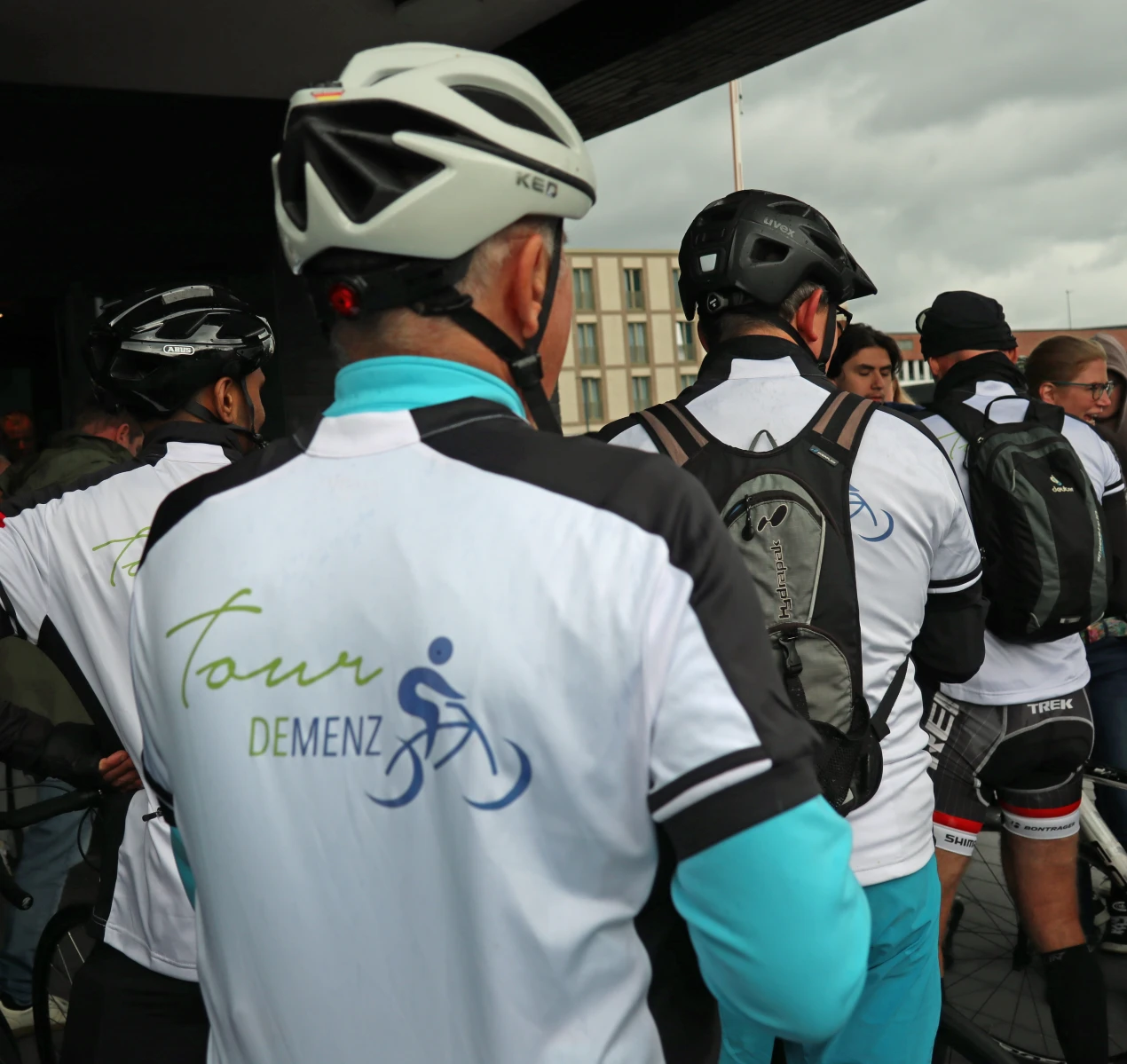 Gut gestärkt erfolgte der Aufbruch des Radlerteams "Tour Demenz 2025" an der AGewiS. (Foto: OBK)