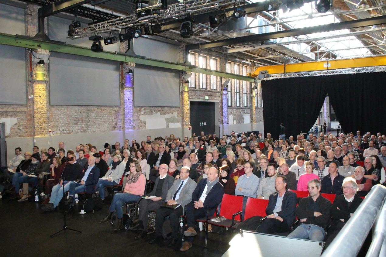Rund 200 Fachleute aus dem Oberbergischen und dem Rheinisch-Bergischen Kreis brachten viele Fragen zur Landesbauordnung mit in die Halle 32. (Foto: OBK)