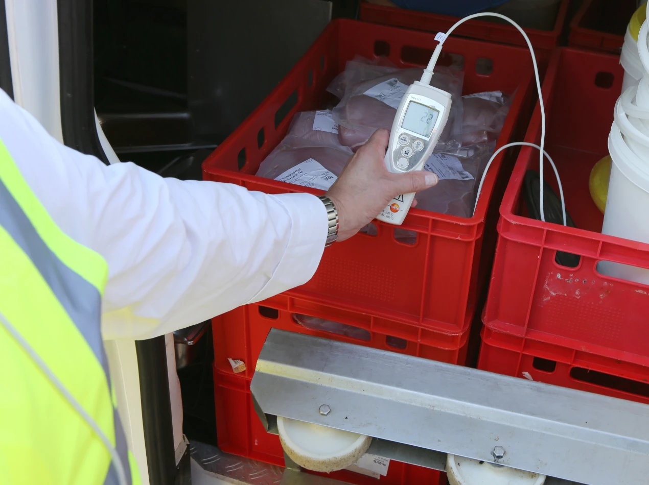 Bei der Lebensmittelüberwachung prüfen die Kontrolleure beispielsweise ob Waren ordnungsgemäß gekühlt werden. (Foto: OBK)