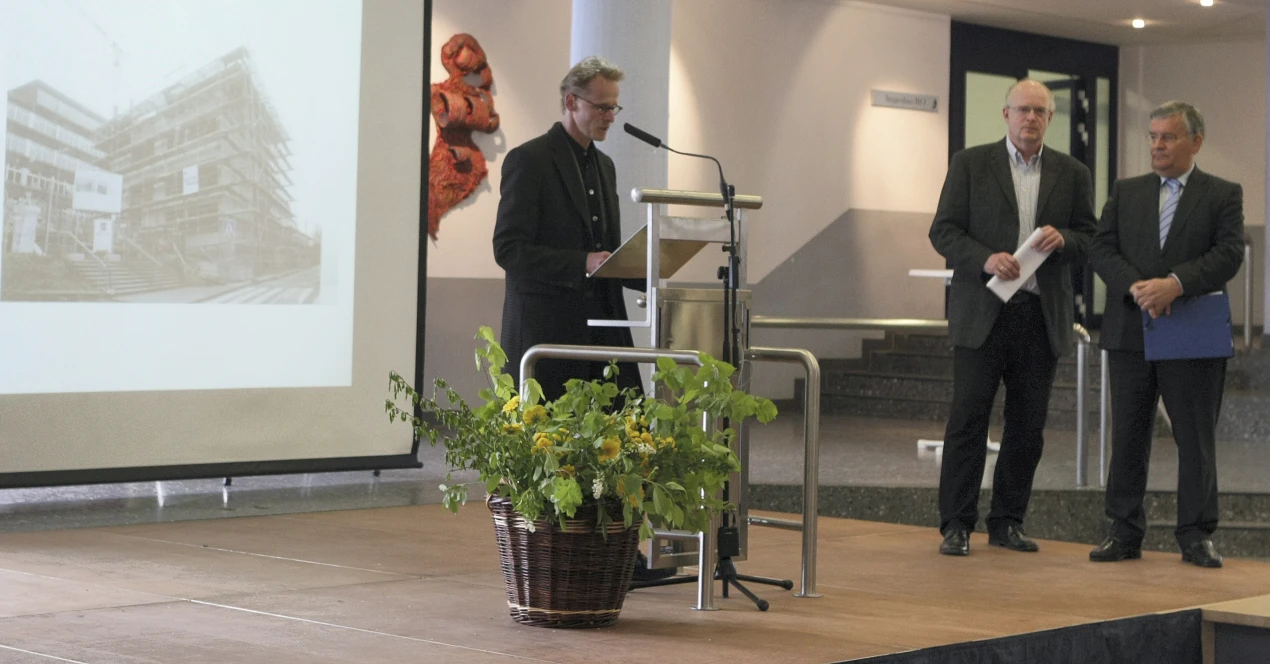 Architekt Alexander Fischer bedankt sich bei Landrat Hagen Jobi und Berufskollegleiter Wolfgang Saupp für die stets gute Zusammenarbeit (Foto:OBK) 