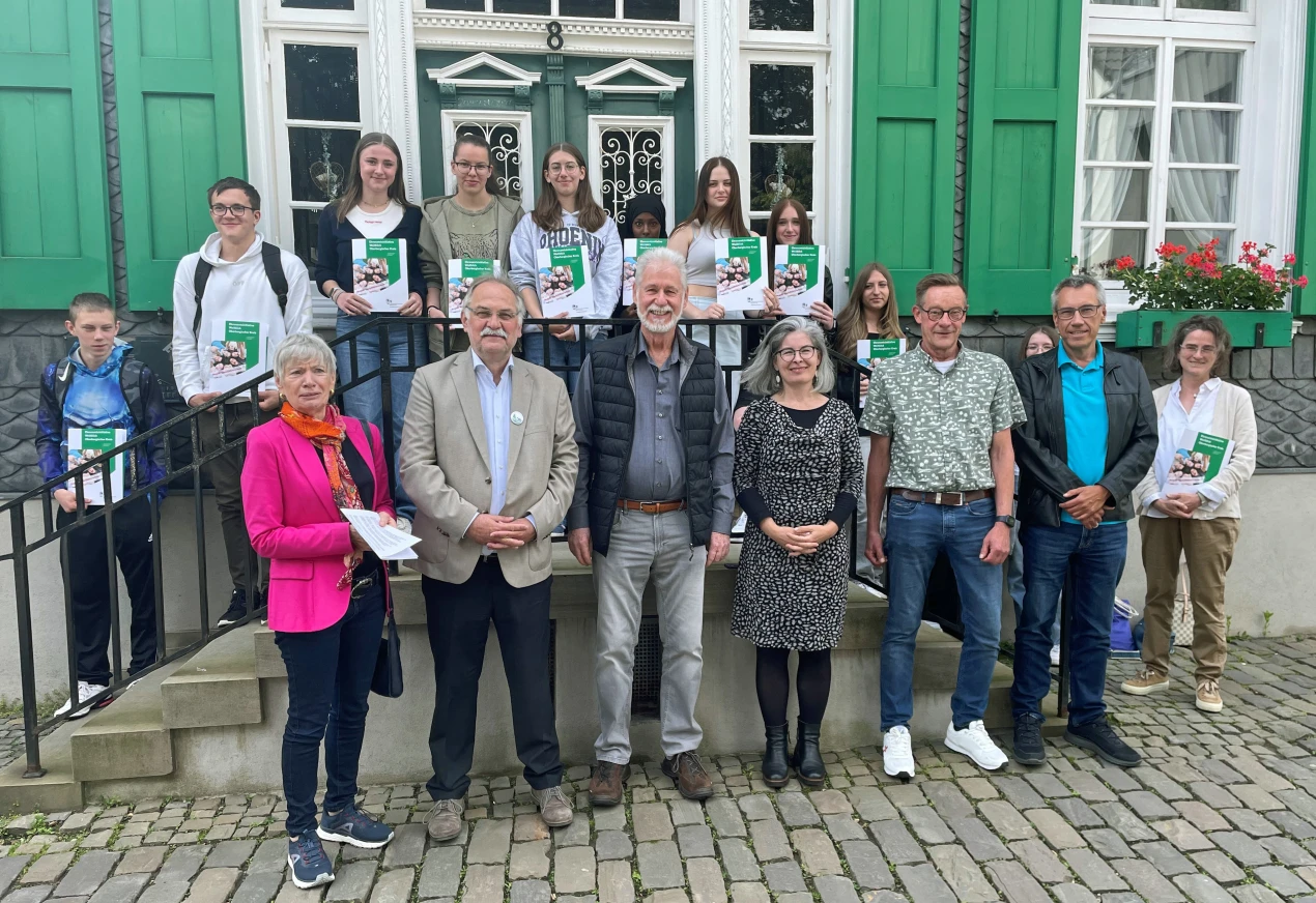 In einer Feierstunden wurden die Sozialführerscheine an Schülerinnen und Schüler in Radevormwald im Städtischen Fachwerkhaus "Haus Burgstraße" verliehen, unterstützt durch (v.l.) die stellvertretende Landrätin Margit Ahus, Bürgermeister Johannes Mans, Weitblicklotse Horst Kirschsieper; Sylvia Asmussen, Leiterin der Fachstelle Bürgerschaftliches Engagement und Ehrenamt; Weitblicklotse Dirk Gerhard und Jürgen Funke, Stadt Radevormwald, Amt für Jugend, Schulen, Kultur und Sport. (Foto: OBK)