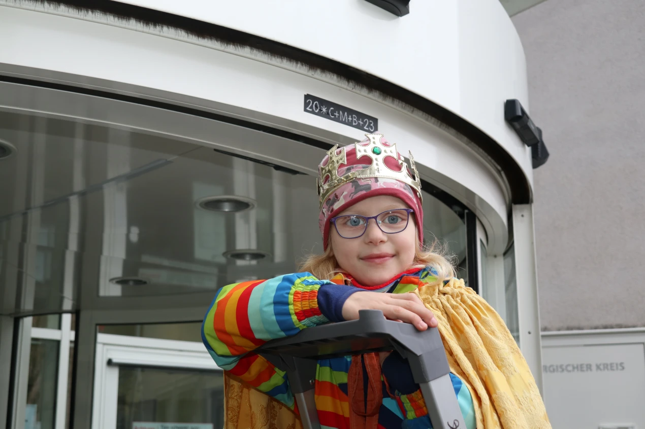 Sternsingerin Johanna von der St. Franziskusgemeinde Gummersbach hat Segenswünsche für Besucherinnen und Besucher und Mitarbeitende der  Kreisverwaltung überbracht.  (Foto: OBK)