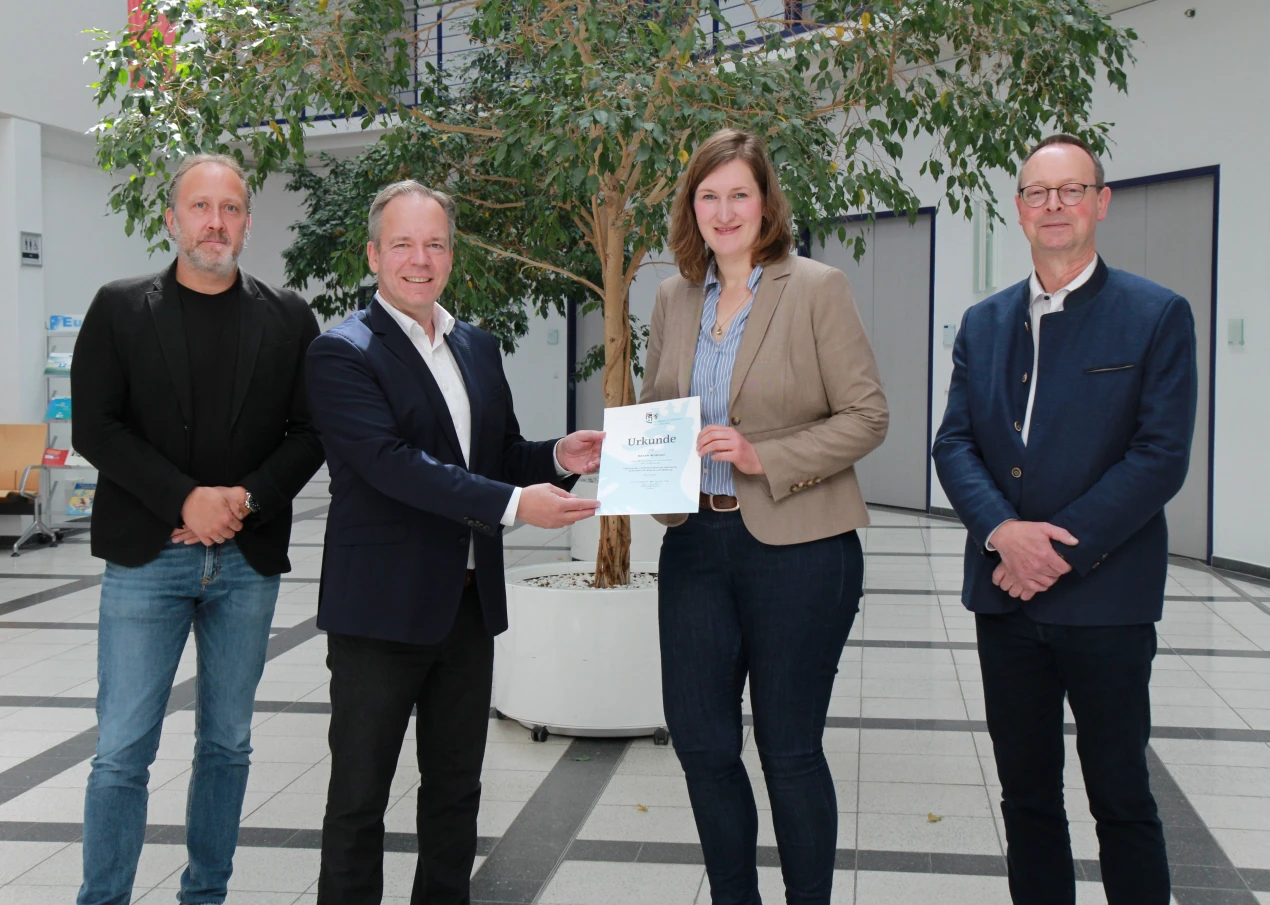Landrat Klaus Grootens überreicht die Funktionsurkunde an Sarah Krämer. (Foto: OBK)