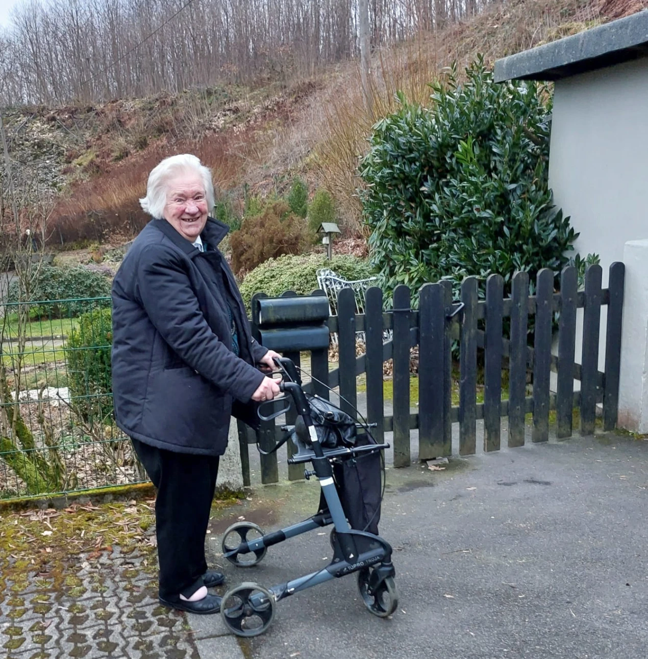 Maria Stiletto freut sich über die Begleitung durch Ehrenamtliche des Weitblick-Projekts Nachbarschaftshilfe. (Foto: OBK)