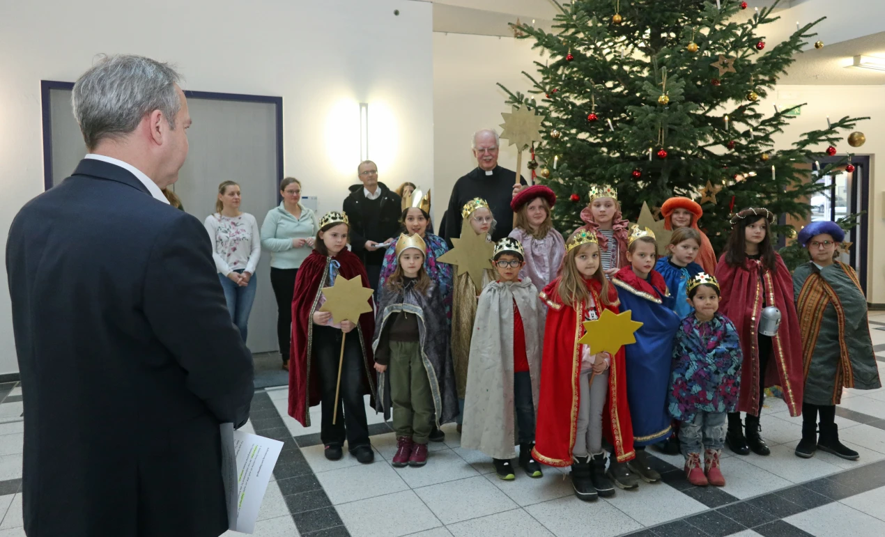 Die Sternsinger bildeten mit dem Organisatorenteam auch einen kleinen Chor, der "Stern über Bethlehem" und "Seht ihr diesen Stern dort stehen" im Kreishausfoyer anstimmten; zur Freude von Kreisdirektor Klaus Grootens und Mitarbeitenden der Kreisverwaltung. (Foto: OBK)  