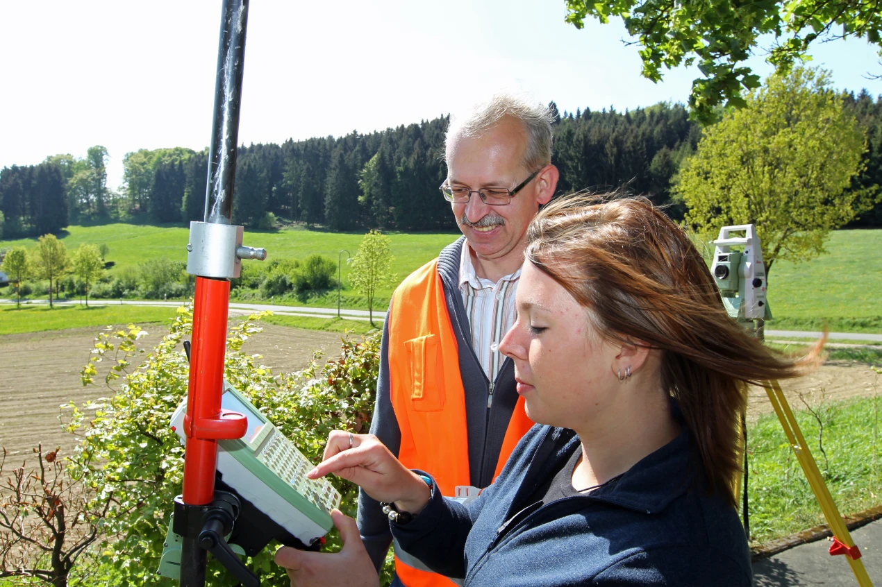 Arbeiten als Vermessungstechnikerin: beim Girl´s Day gibt der Oberbergische Kreis Schülerinnen ab der 5. Klasse Einblicke in diesen Beruf. (Foto: OBK)
