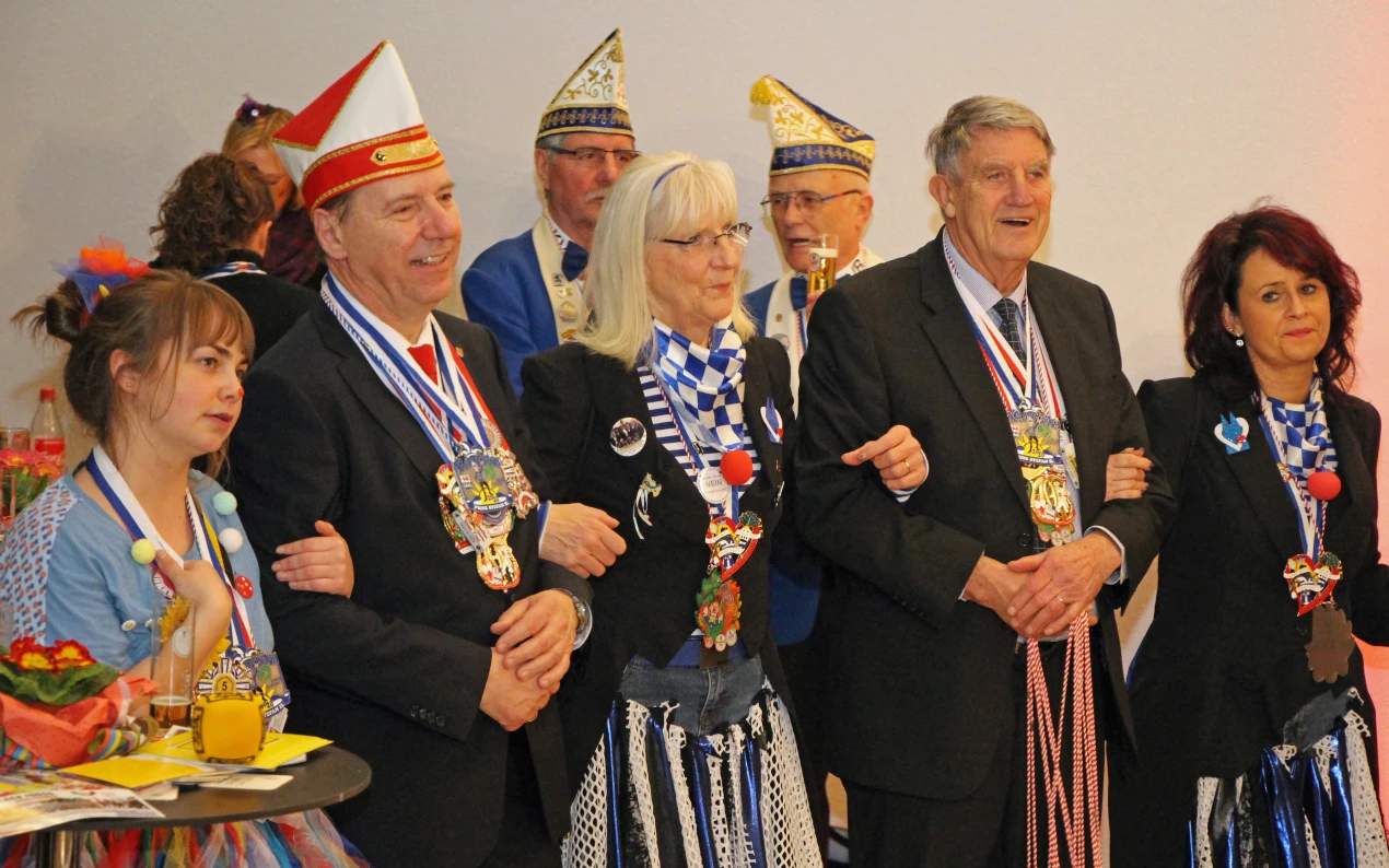 Zwischen Ordensverleihung und Bützchen schunkelten Landrat Jochen Hagt und der stellvertretende Landrat Prof. Dr. Friedrich Wilke. (Foto: OBK)