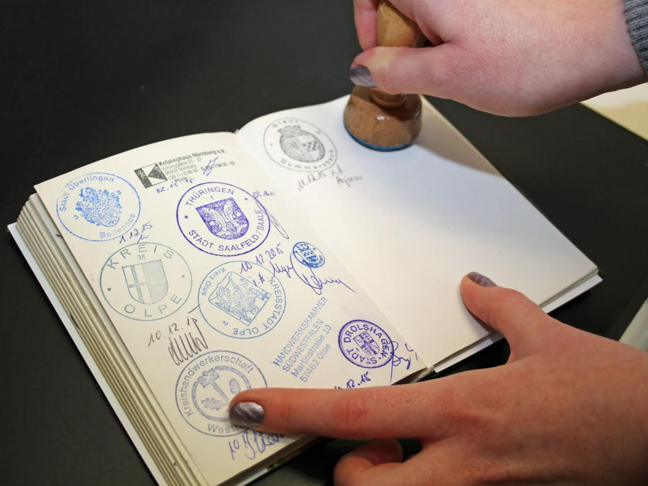 Die Reisebücher der beiden Gesellen schmückt nun auch ein Stempel des Oberbergischen Kreises. (Foto: OBK)