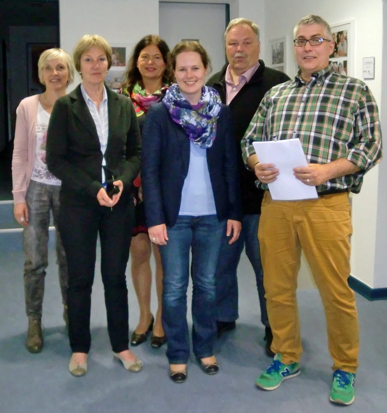Freuen sich über die Zertifizierung: (v.l.n.r.): Anke Koester; Leiterin des Amtes für Schule und Bildung; Renée Scheer, Leiterin der VHS Oberberg; Heike Pfiffer, Leiterin des Fachbereichs Fremdsprachen; Stefanie Nähring, QM-Beauftragte der VHS; Peter Steller, Leiter des Fachbereichs Berufliche Bildung und Bernd Redder, Beauftragter Auditor der Zertifizierungsgesellschaft CERTQUA (Foto:OBK).