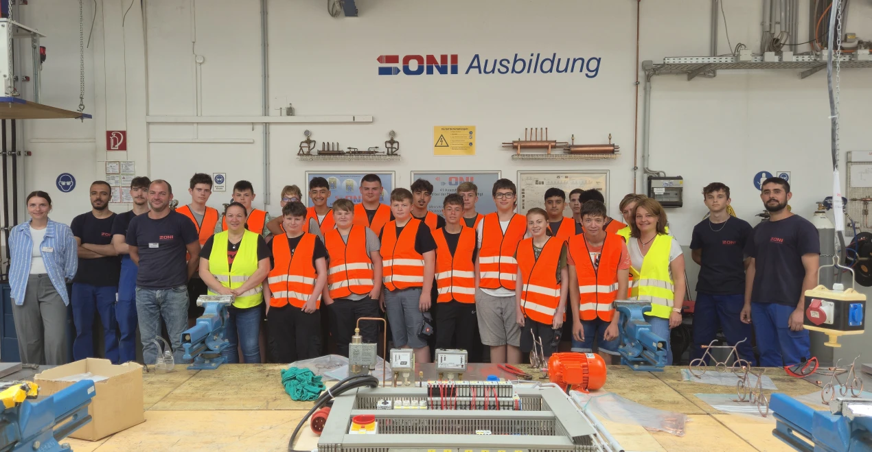 Lara Teuner und Thorben Struth, ONI-Wärmetrafo GmbH (vorne l.), begrüßten Schülerinnen und Schüler der Gemeinschaftshauptschule Lindlar zur Berufsfelderkundung. (Foto: OBK)