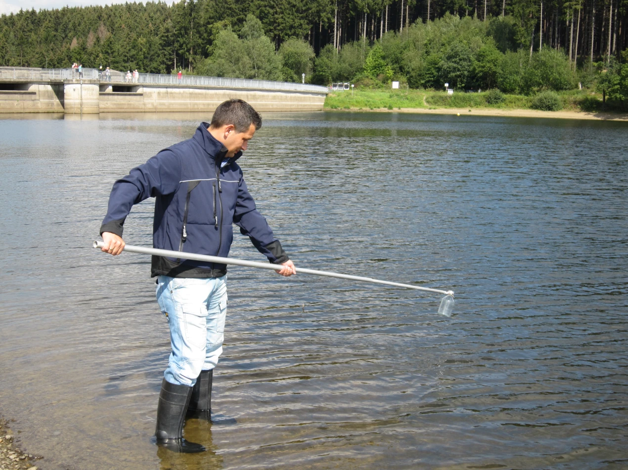 Alle 4 Wochen entnimmt das Gesundheitsamt des Oberbergischen Kreises an den Badegewässern Wasserproben und wertet diese aus. (Foto: OBK)