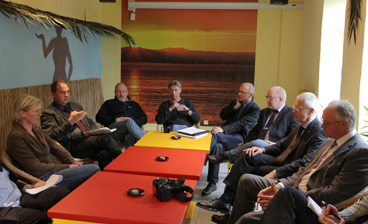 Die Runde aus Kreisjugendamt und Bürgermeistern ist froh über die neu geschaffene Stelle. (Foto: OBK)