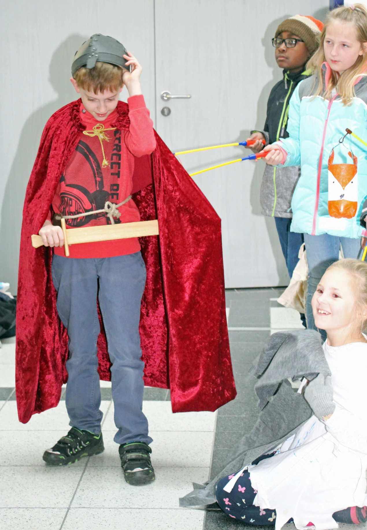 Die Schülerinnen und Schüler stellen anschaulich dar, wie St. Martin einem Bettler hilft. (Foto: OBK) 