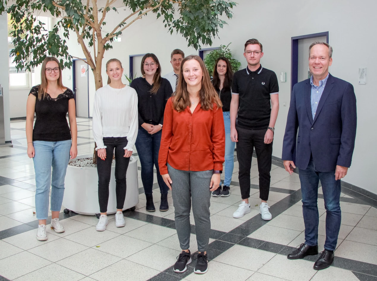 Kreisdirektor Klaus Grootens gratulierte den Mitarbeitenden zur bestandenen Prüfung. (Foto: OBK)