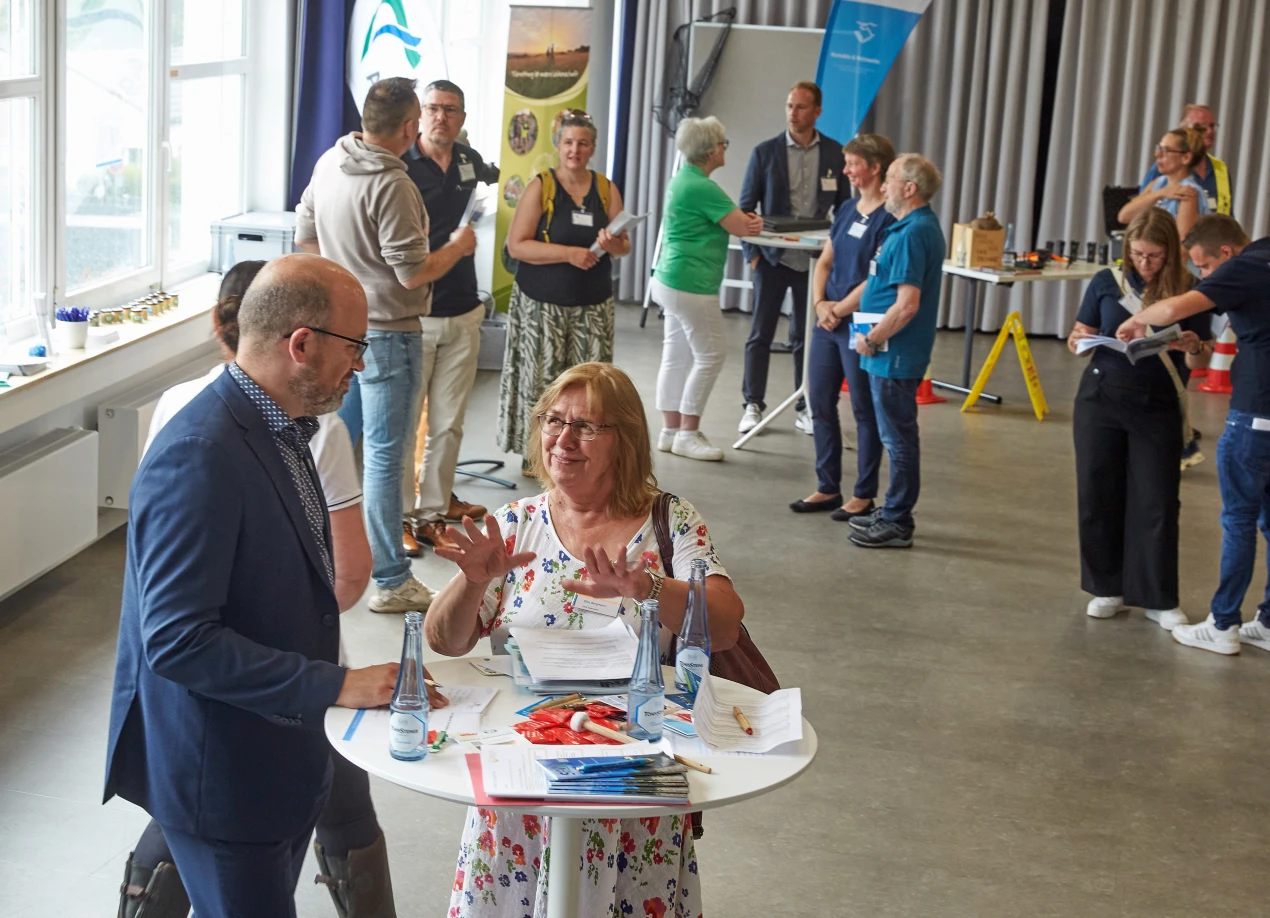 Nachdem der Gong ertönt, starten die Gespräche über mögliche Vereinbarungen. Hier: Stefan Wolfslast, BPW Bergische Achsen KG und Elke Bergmann, OASe Stadt Wiehl. (Foto: OBK)