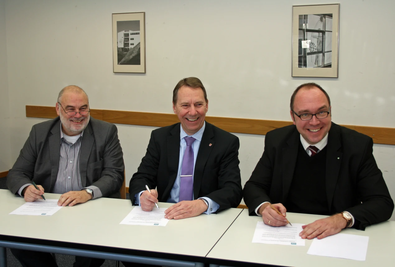 Haben den Kooperationsvertrag unterzeichnet (v.l.n.r.): Dietmar Schwartmann, Schulleiter des Kaufmännischen Berufskollegs; Kreisdirektor Jochen Hagt und Prof. Thomas Heupel, FOM-Hochschule Siegen (Foto:OBK)