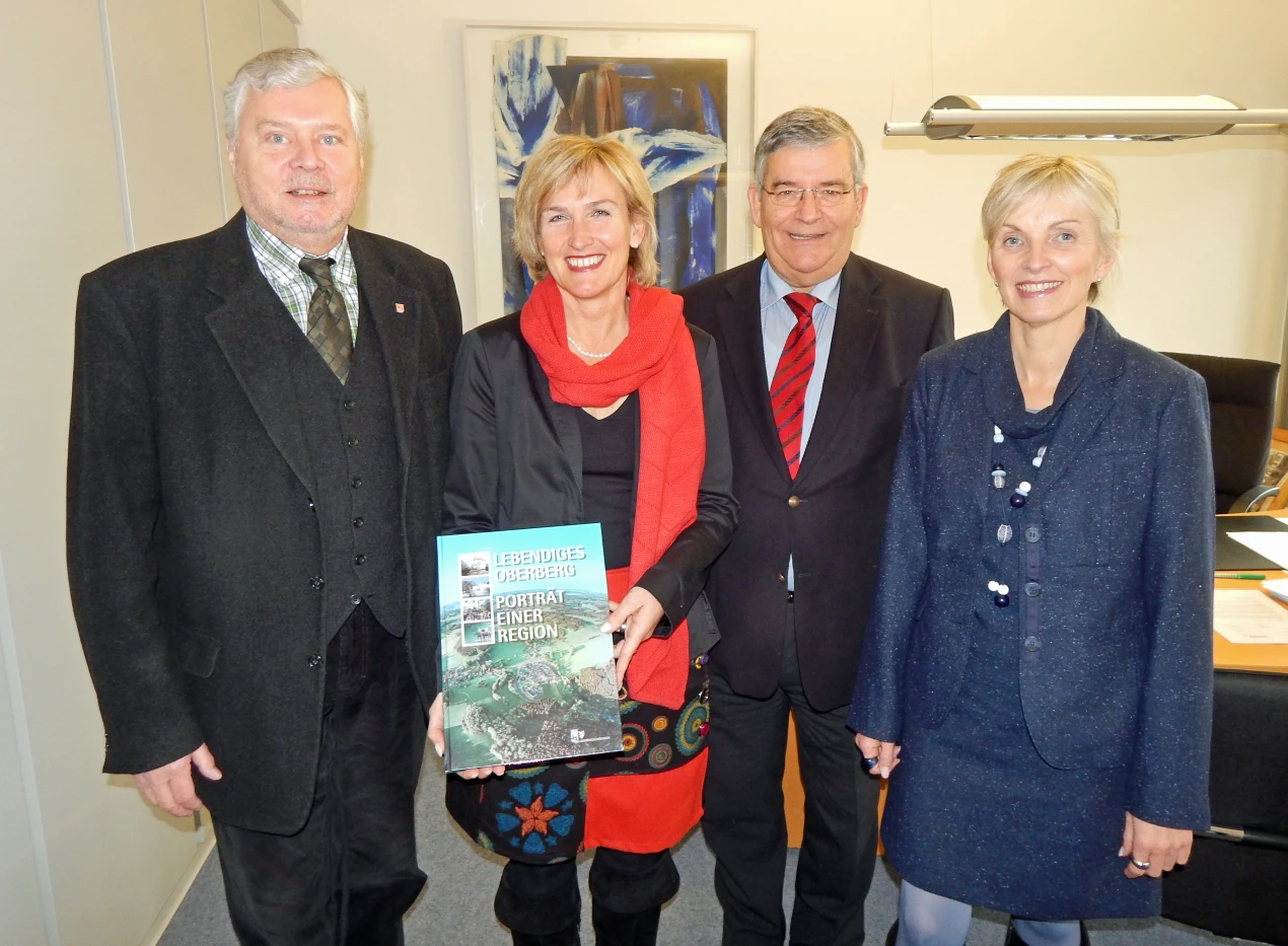 Die neue Schulrätin Gabriele Zimmermann (2. von r.) wurde von Landrat Hagen Jobi (2. von l.), Schuldezernent Dr. Jorg Nürmberger (l.) und Schulamtsleiterin Anke Koester (r.) offiziell im Amt begrüßt. (Foto: OBK)