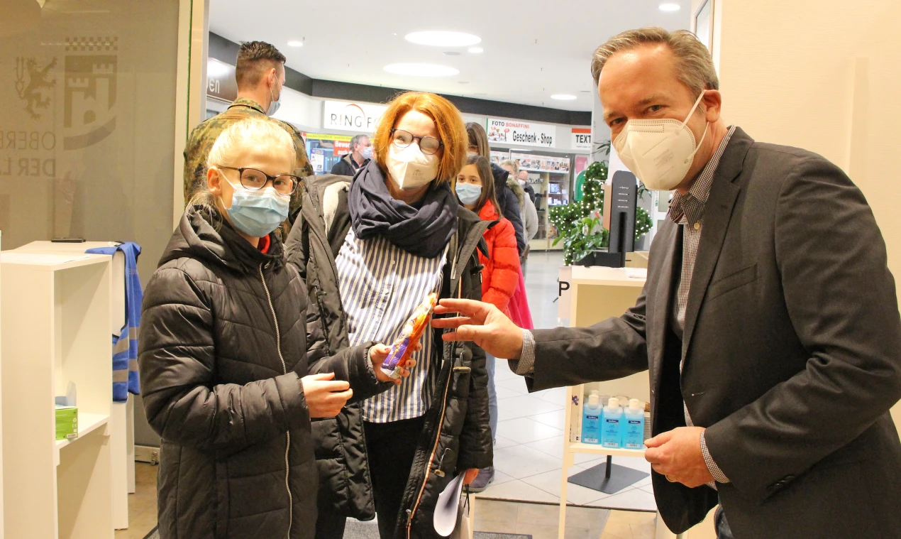 Lena Krieger betrat die Impfstelle Gummersbach als Erste. Neben dem "Pieks" bekam sie wie alle Kinder, die heute geimpft werden, einen Schokoladen-Weihnachtsmann. Kreisdirektor Klaus Grootens überreichte die süße Überraschung. (Foto: OBK)