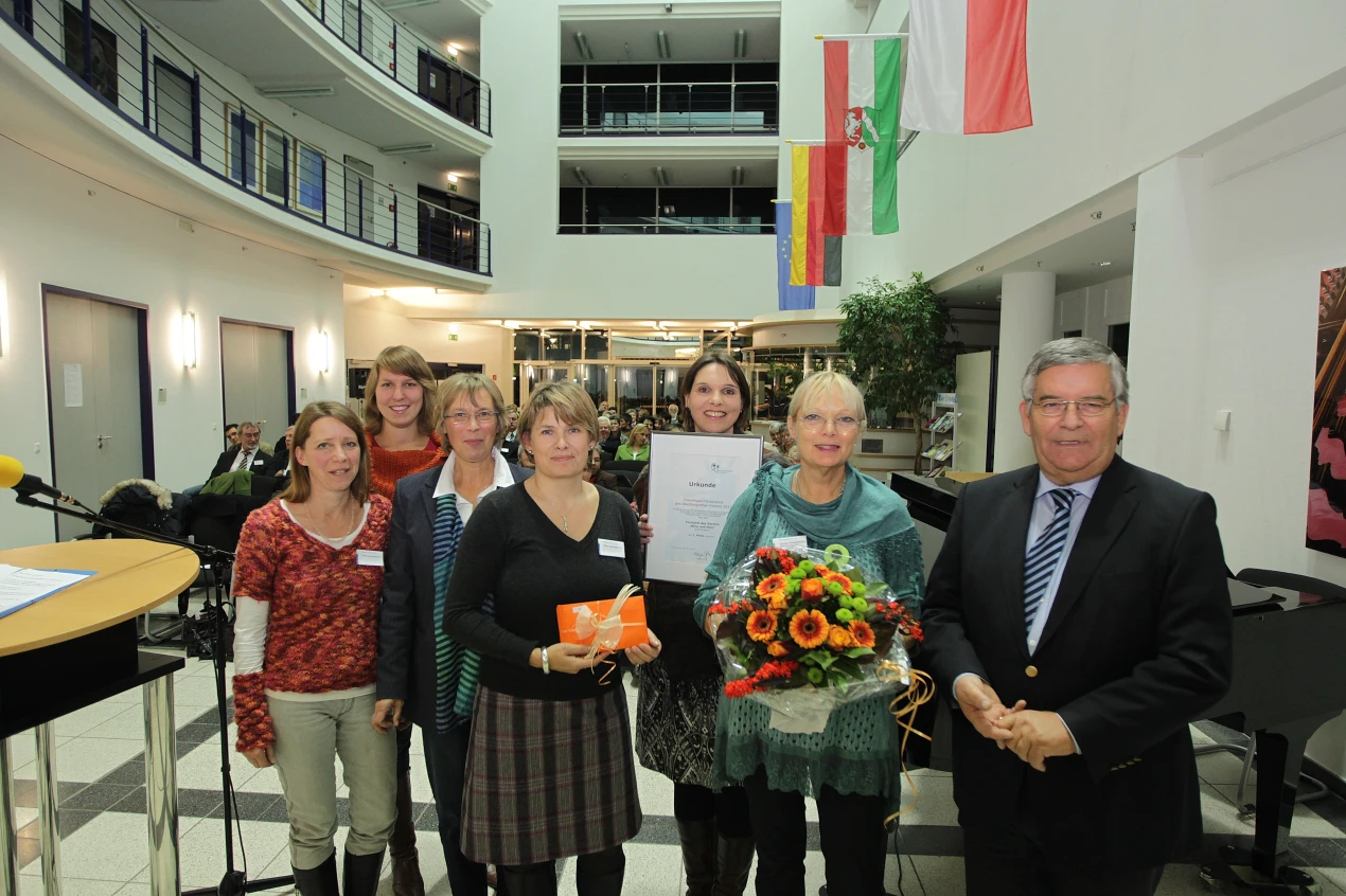 Monika Weißpfenning und ihr Team vom Verein "Nina und Nico" aus Gummersbach freuen sich über den 1. Platz (Foto:OBK)