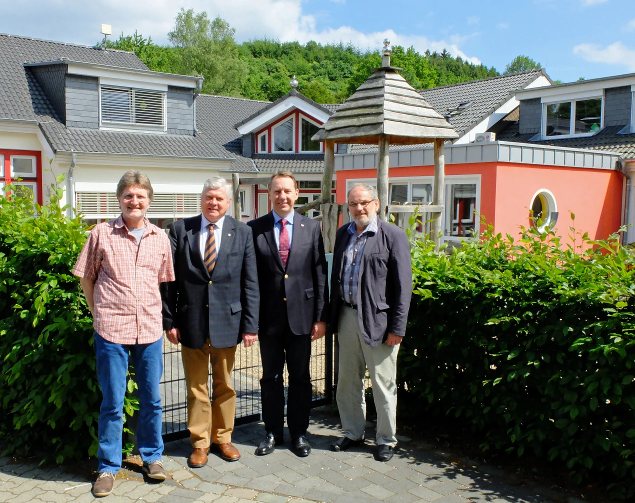 Engagiert für die frühkindliche Förderung: Dr. Wolfgang Wörster, Leiter des Hauses früher Hilfen; Dr. Jorg Nürmberger, Sozialdezernent des Oberbergischen Kreises; Kreisdirektor Jochen Hagt; Klaus Pütz, 1. Vors. des "Vereins zur Förderung und Betreuung behinderter Kinder, Oberbergischer Kreis e.V."  (Foto: Haus früher Hilfen, Wiehl).