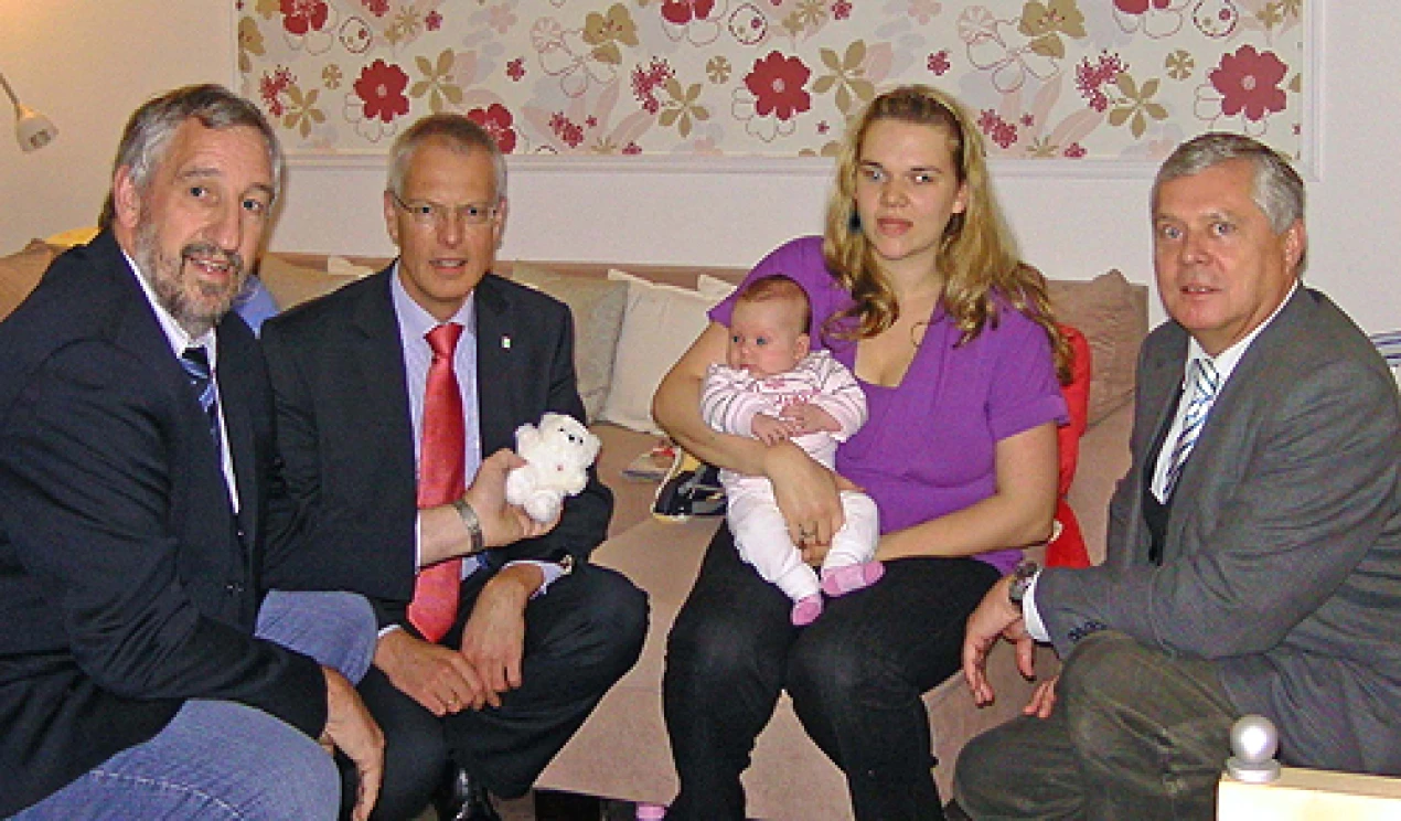 Freude über den Nachwuchs in Lindlar (v.l.): Rolf Braun, Bürgermeister Tebroke, Stefanie Prinz mit der kleinen Sophia und Dr. Jorg Nürmberger. (Foto: privat)