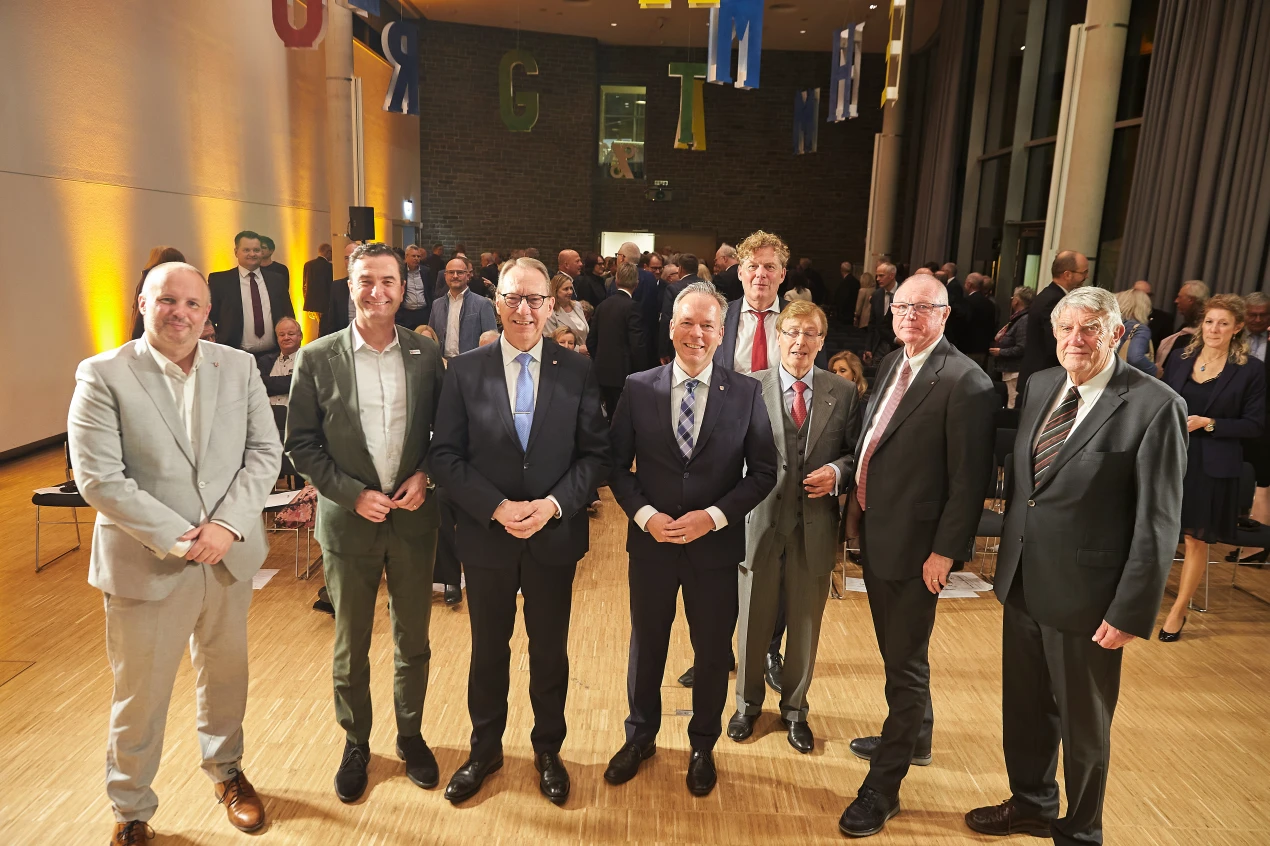 Die Festredner des Abends (v. l.): Matthias Thul (Bürgermeister Stadt Bergneustadt), Dr. Thomas Wilk (Regierungspräsident Bezirksregierung Köln), Jochen Hagt (Landrat a. D.), Klaus Grootens (Landrat), Dr. Reimar Molitor (Geschäftsführer des Region Köln/Bonn e. V.), Peter Biesenbach (NRW-Justizminister a. D.), Alexander Wüerst (Vorstandsvorsitzender der Kreissparkasse Köln) und Prof. Dr. Friedrich Wilke (Stellvertretender Landrat a. D.). (Foto: OBK)