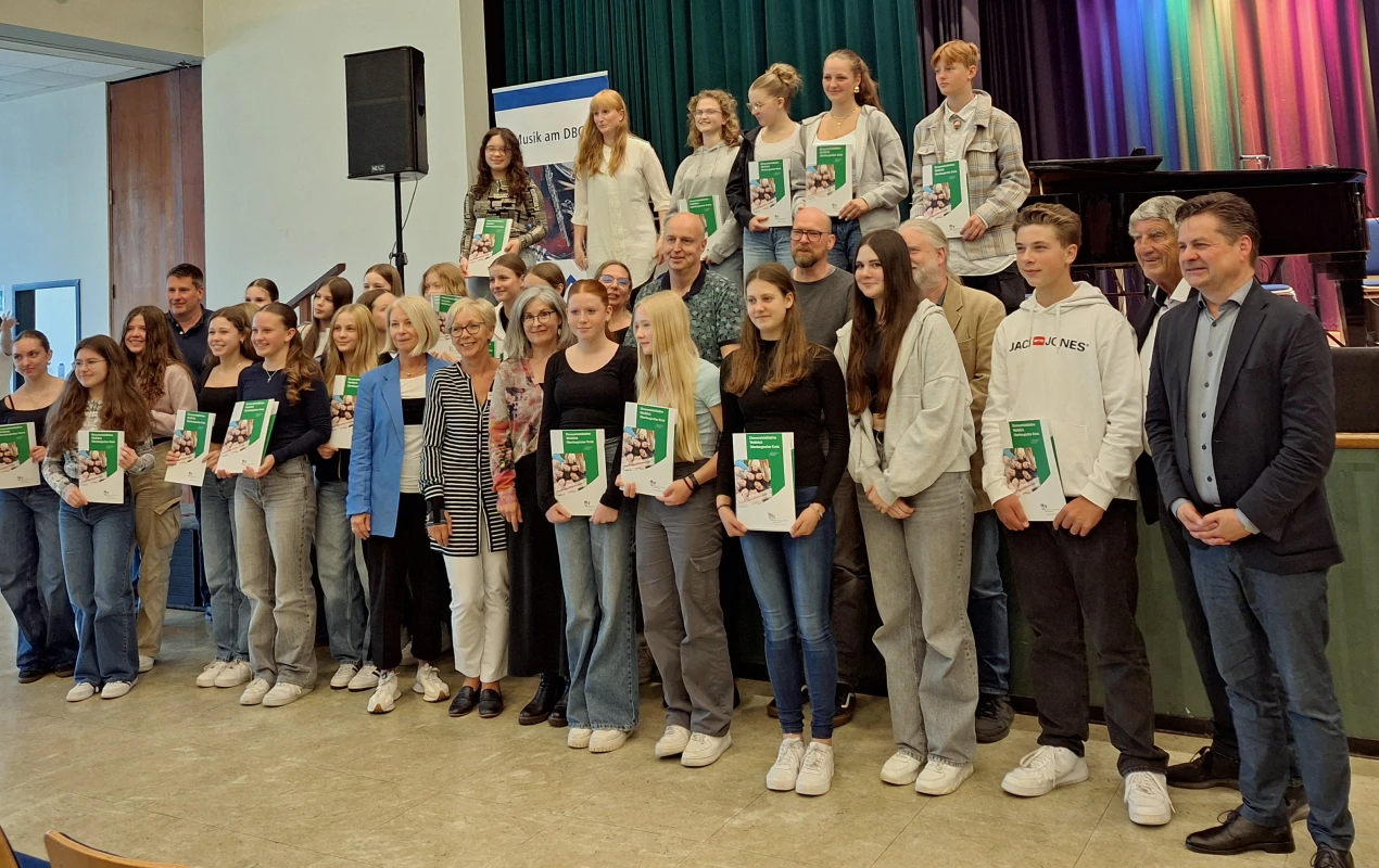 Eine starke Gruppe von weiteren 37 Schülerinnen und Schülern des Dietrich-Bonhoeffer-Gymnasiums Wiehl hat den Sozialführerschein der Ehrenamtsinitiative Weitblick des Oberbergischen Kreises erworben. (Foto: Stadt Wiehl/ OBK).jpg