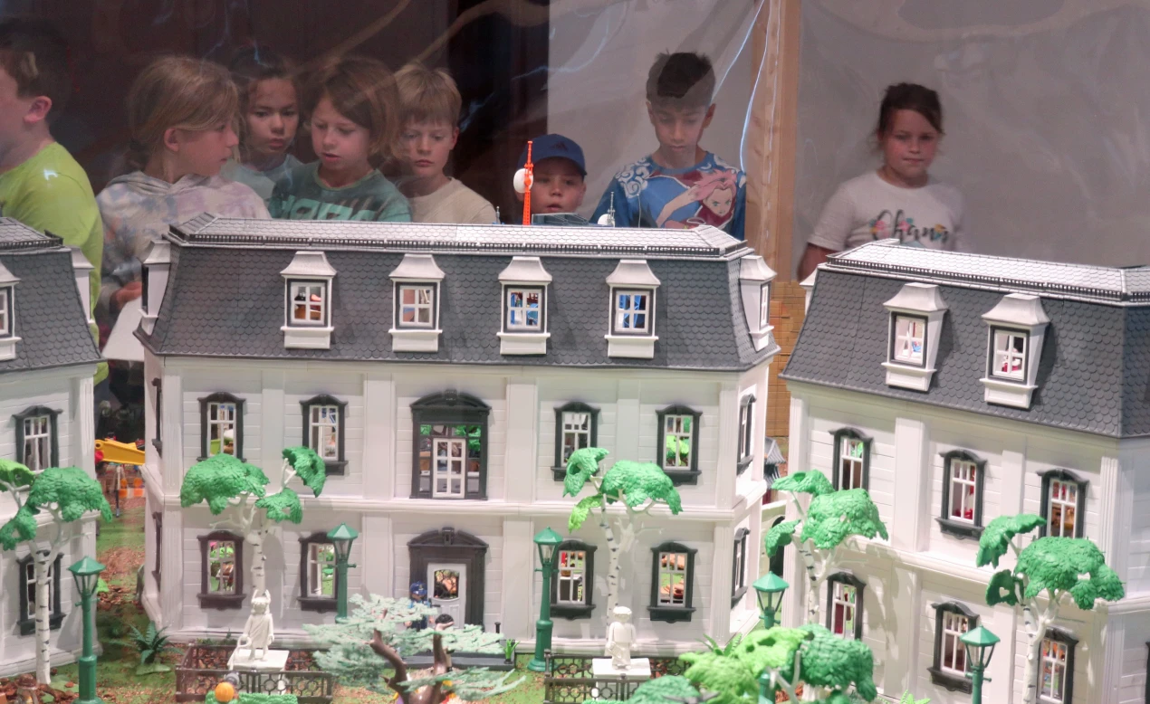 Beim Blick "hinter die Kulissen" vermitteln diese PLAYMOBIL-Modelle, welche Aufgaben in einem Museum anfallen: unter anderem Sammeln, Bewahren und Präsentieren".  (Foto: OBK)