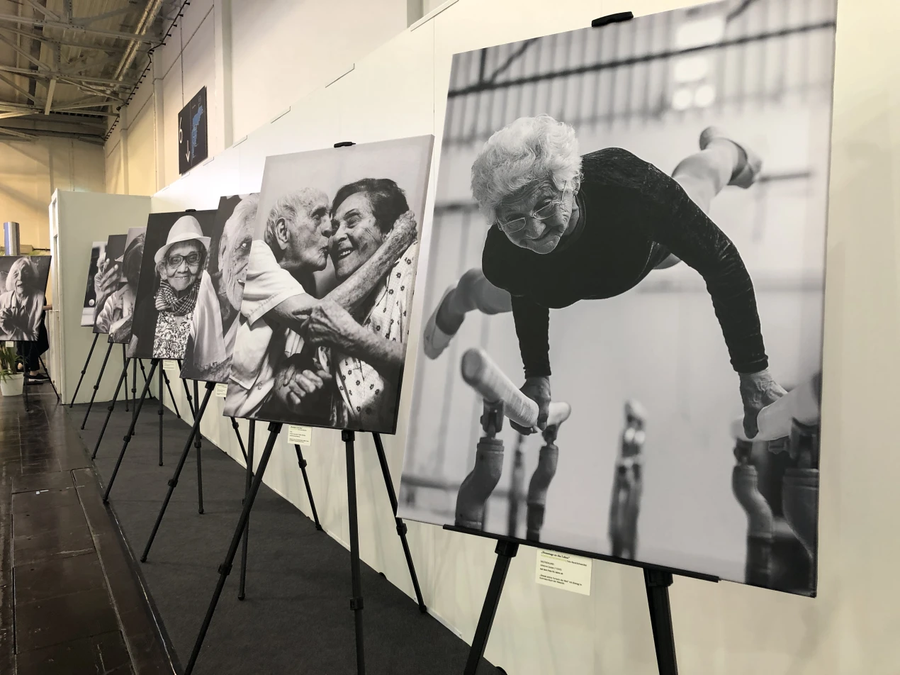 Mit seinen Foto-Ausstellungen begleitet der Windecker Fotograf René Schwerdtel die "Wochen der Pflege" des Oberbergischen Kreises in der AGewiS und im Kreishaus. (Foto: René Schwerdtel).