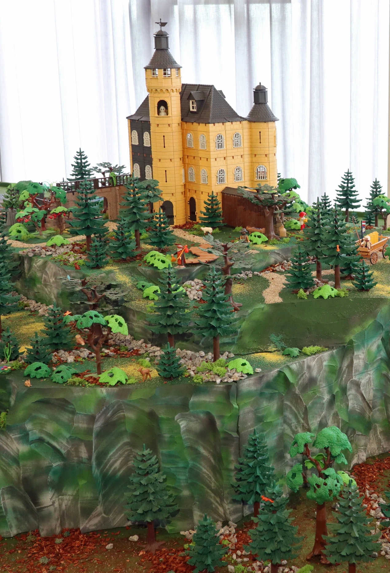 Schloss Homburg steht im Mittelpunkt der kreativ gestalteten Landschaftsszenen in der Orangerie. Das Museumsteam hat die Podeste zur szenischen Umsetzung in Eigenleistung angefertigt und dabei ausschließlich auf Material aus vorausgegangenen Ausstellungen zurückgegriffen.  (Foto: OBK)