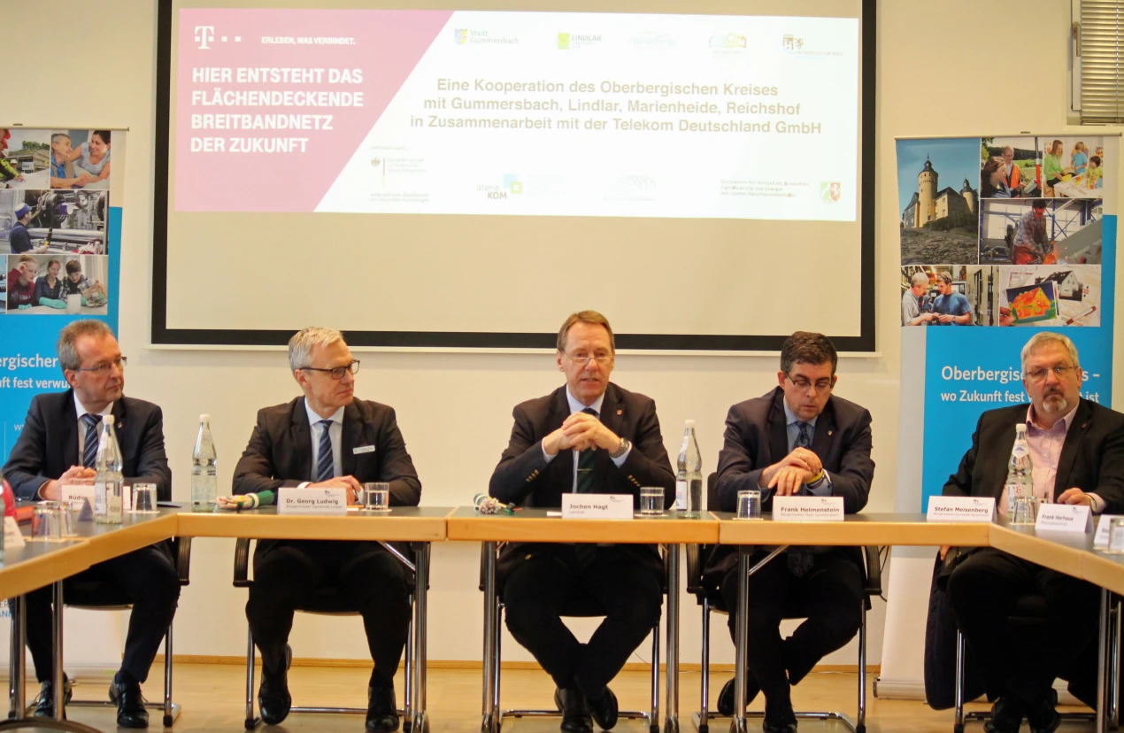 Gemeinsamer Einsatz für schnelles Internet: Landrat Jochen Hagt und die  Bürgermeister (v.l.n.r.) Rüdiger Gennies, Gemeinde Reichshof; Dr. Georg Ludwig, Gemeinde Lindlar; Frank Helmenstein, Stadt Gummersbach und Stefan Meisenberg, Gemeinde Marienheide freuen sich über den offiziellen Start der Arbeiten zum Glasfaserausbau. (Foto: OBK)