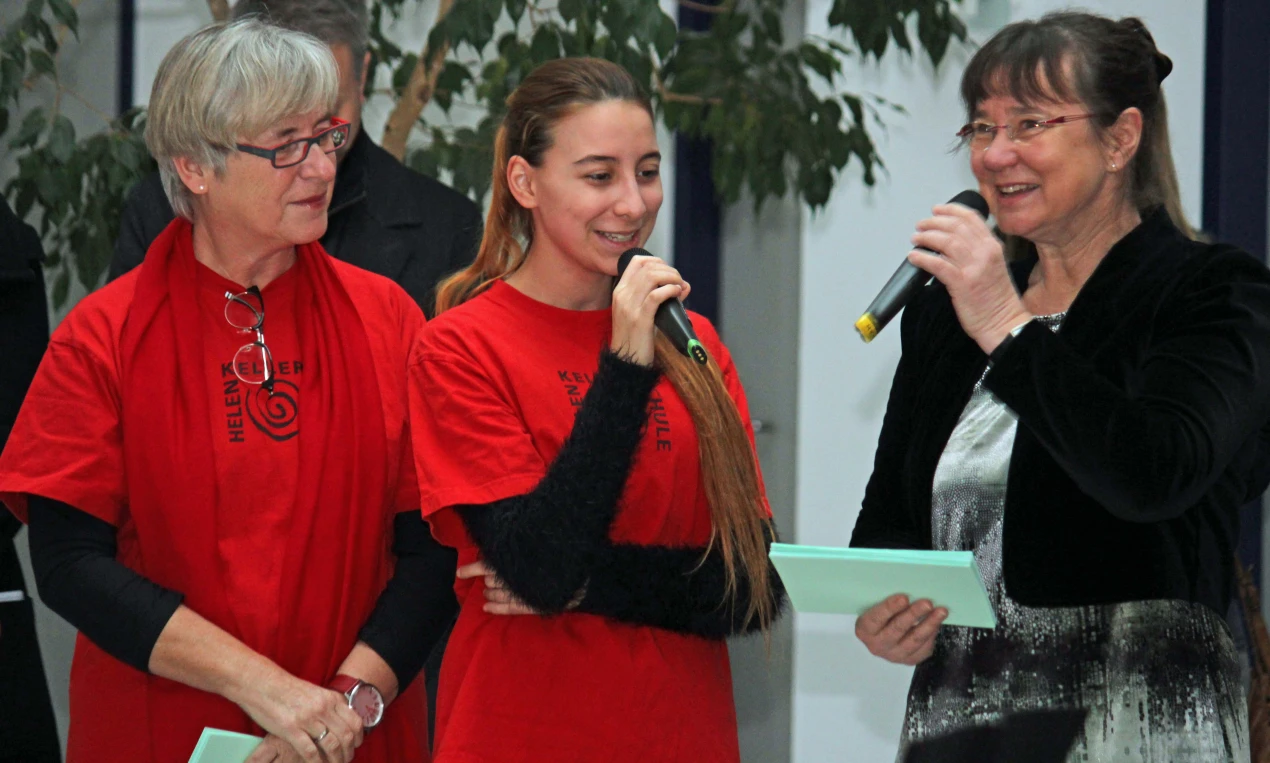 Führten unterhaltsam durch´s Programm(v.l.n.r.): Dorothea Marquart, Konrektorin der Helen-Keller Schule; Schülersprecherin Nursel Moustafa und Lydia Follmann, Rektorin der Helen-Keller Schule. (Foto: OBK)   