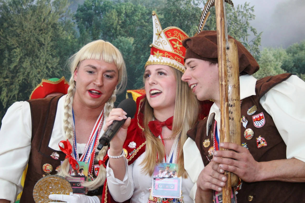 Diese "Dorfkinder" sind gut drauf. Das Schönenbacher Dreigestirn hat sich beim Maibaum-Setzen gefunden und auch sichtlich Spaß an Karneval: Prinz Tina I., Bauer Marius und Jungfrau Alexa. (Foto: OBK)